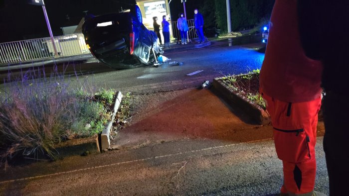 eboli auto si ribalta in via don luigi sturzo ferita una 22enne