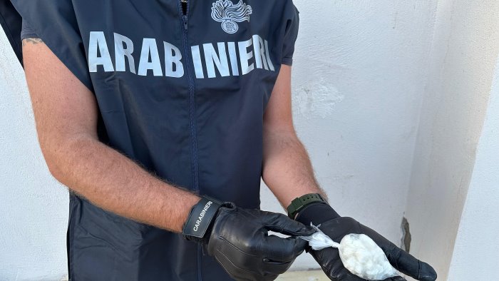 crack da un tubo di scarico 28enne arrestato prima di fuggire con la droga