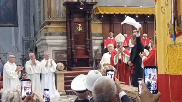 napoli in festa si e ripetuto il miracolo di san gennaro