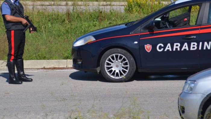 viola il divieto di avvicinamento i carabinieri arrestano un 52enne