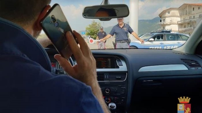 controlli della polizia a salerno 46 multe e 150 punti decurtati dalle patenti