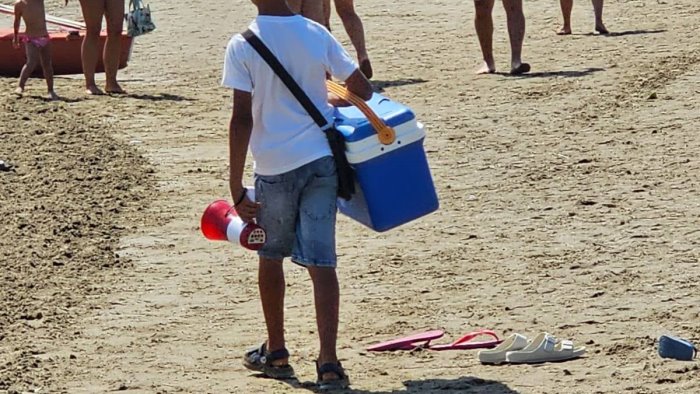 capaccio bambino costretto a vendere cocco la denuncia di un bagnante