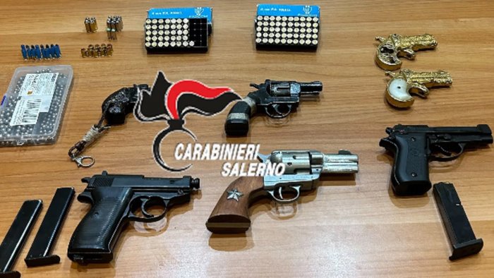 spara al fratello arrestato 57enne e stato trovato con un arsenale in casa