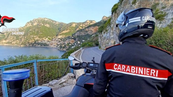 controlli dei carabinieri in costiera amalfitana multe e denunce