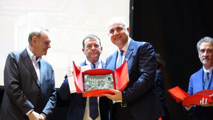 cultura sport e sociale a benevento assegnato il premio arco di traiano