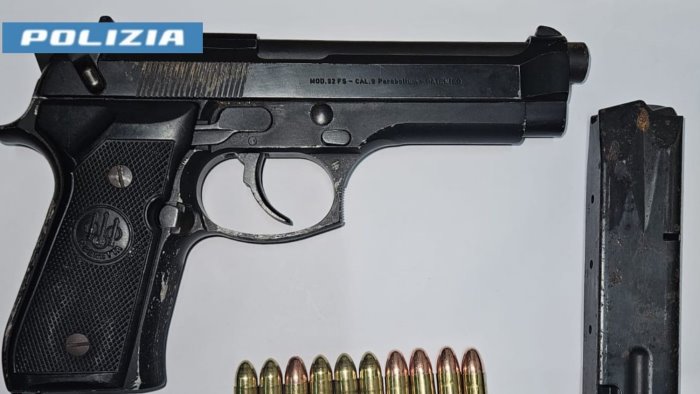 borgo sant antonio abate scoperto con una pistola e arrestato