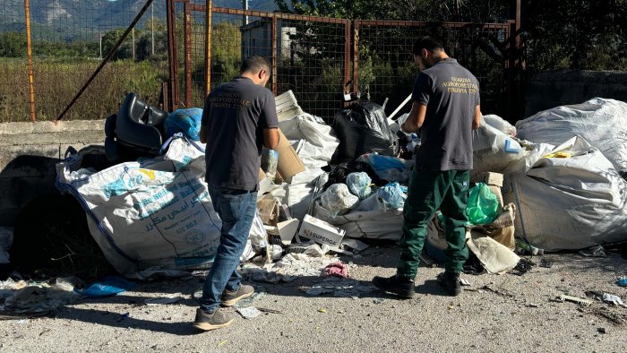 comiziano rinvenuta una discarica di rifiuti a cielo aperto