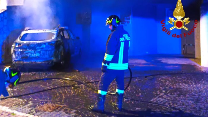 auto data alle fiamme in un parcheggio indagano i carabinieri