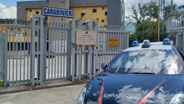 colpi di pistola contro l auto della madre arrestato figlio violento