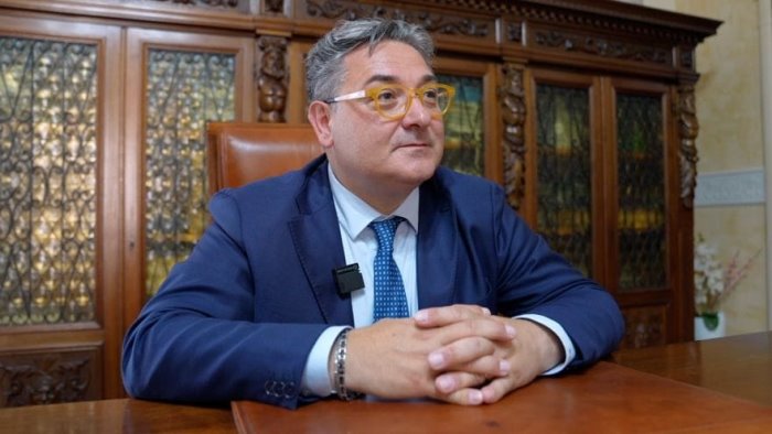 sarno il sindaco rinuncia al 50 dell indennita e acquista defibrillatori