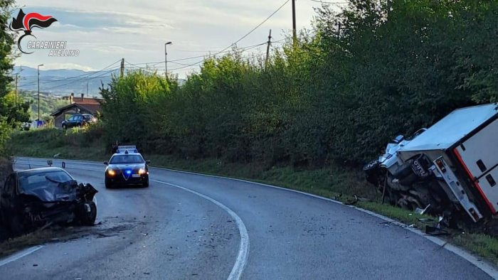 incidente a pietradefusi auto contro furgone strada chiusa al traffico