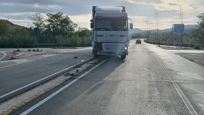 scontro tra un tir e un auto sull ofantina paura a calitri scalo