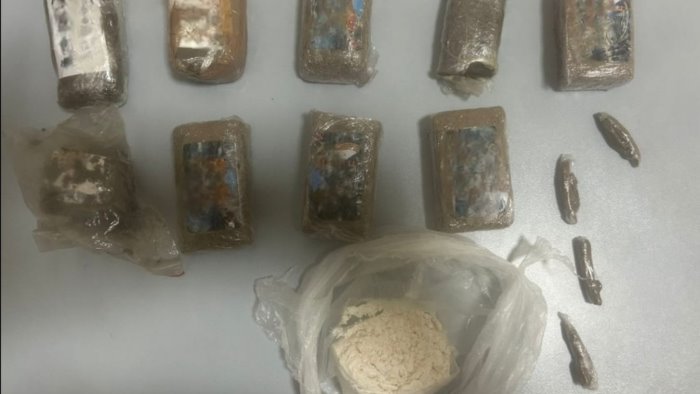 spaccia droga dalla finestra scoperta e arrestata