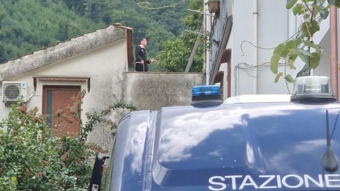 minaccia di uccidersi con un coltello carabinieri fanno irruzione in casa