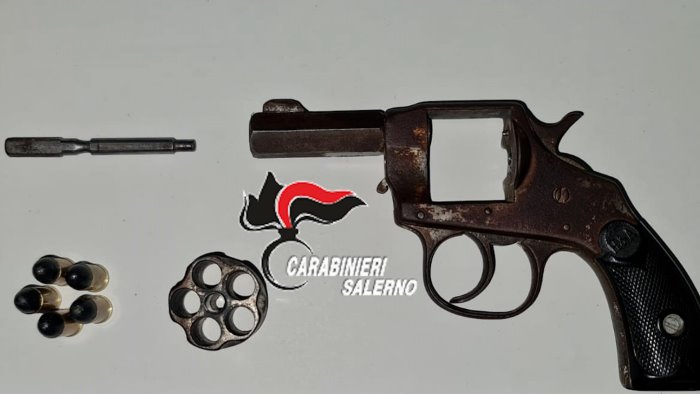 sorpreso con un revolver clandestino e proiettili arrestato