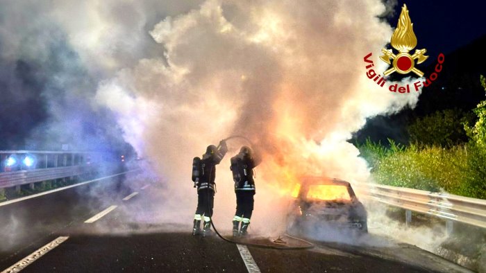 auto in fiamme sull autostrada a16 paura per un 29enne alla guida