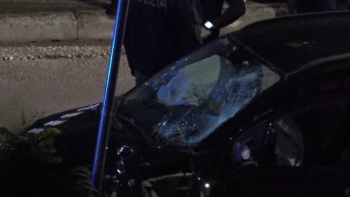 scontro auto moto in via zoccolari due giovani cadono nel vuoto uno e grave