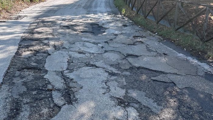 ariano strada disastrata e ad alto rischio a brecceto san tommaso