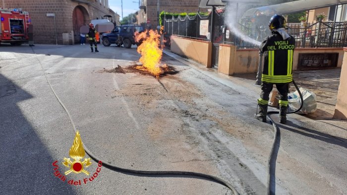 macchina per tagliare asfalto trancia tubo del gas scoppia un incendio