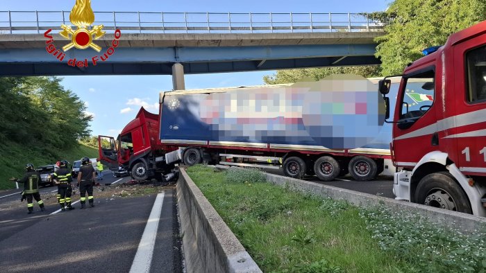 tir si ribalta in strada traffico rallentato intervengono i vigili del fuoco