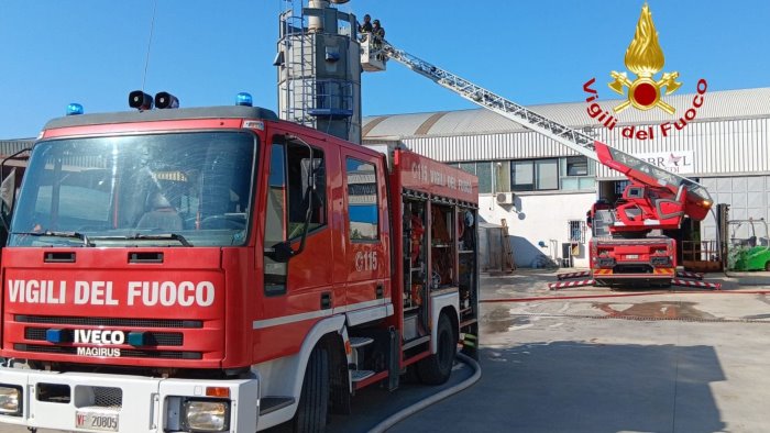 incendio a battipaglia prende fuoco un silos