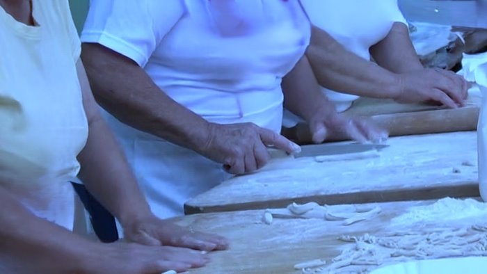 nonne cuoche per beneficenza accade in irpinia a castel del lago