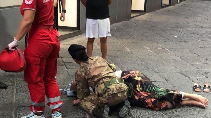 salerno militari del raggruppamento campania soccorrono una donna svenuta