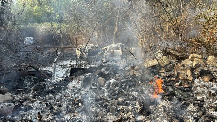 incendio a pago del vallo di lauro in fiamme rifiuti stoccati illegalmente