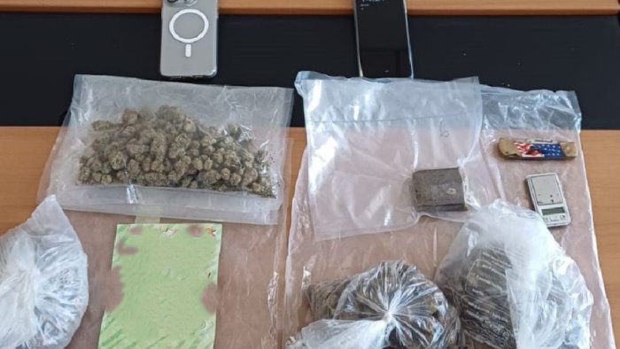 sorpresi in casa con la droga arrestati due uomini