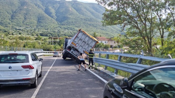 camion carico di vetro in bilico su guardrail traffico bloccato sulla telesina