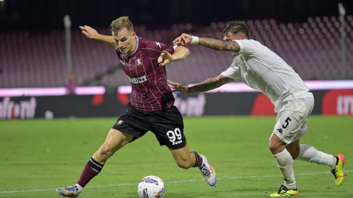 salernitana salta la cessione di legowski in polonia saluta anche sfait