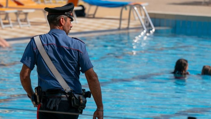 dramma a san sebastiano al vesuvio 15enne muore in piscina