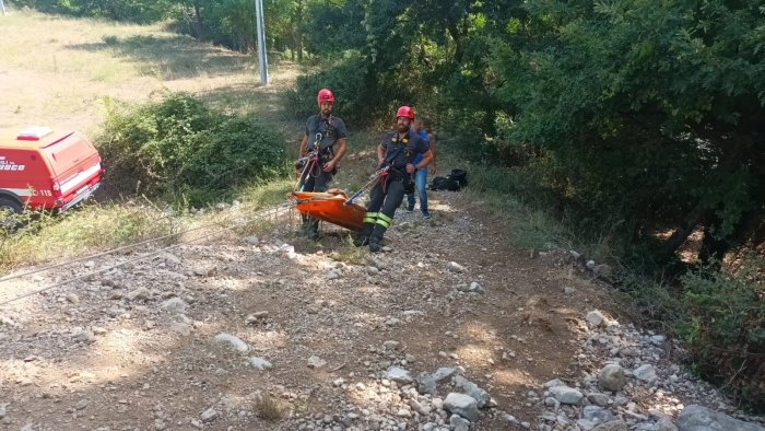 donna scivola in un dirupo salvata dai vigili del fuoco