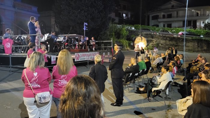 camminata rosa la fanfara dei carabinieri in concerto per la decima edizione