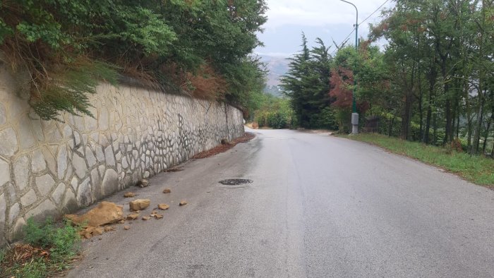 ariano nuova caduta massi dal costone loreto e pericoli su via anzani