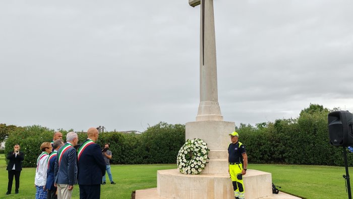 al cimitero militare l omaggio ai caduti della seconda guerra mondiale